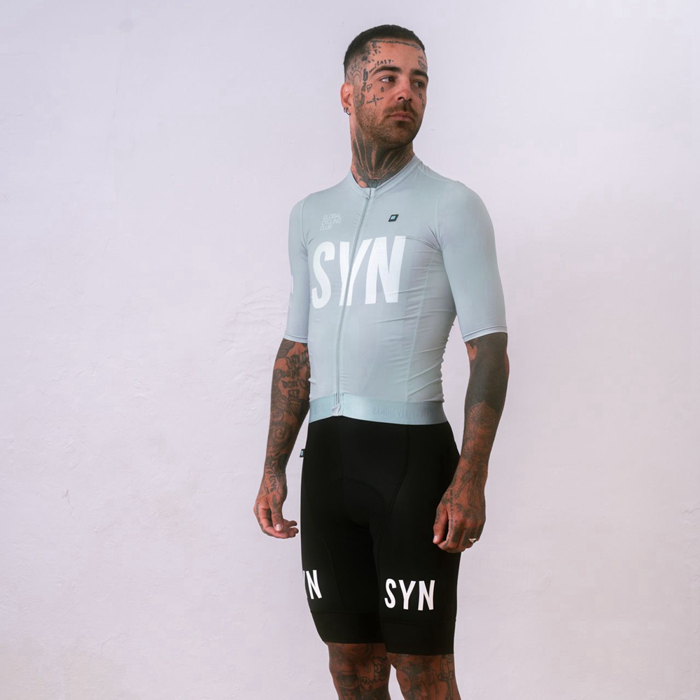 Cycling Gear Brands - เสื้อเจอร์ซีย์นักปั่นแขนสั้นสีเทาเงินและกางเกงขาสั้นเอี๊ยมชุดปั่นจักรยานระบายอากาศสําหรับผู้ชายสําหรับการแข่งขันปั่นจักรยานที่กระชับพอดี